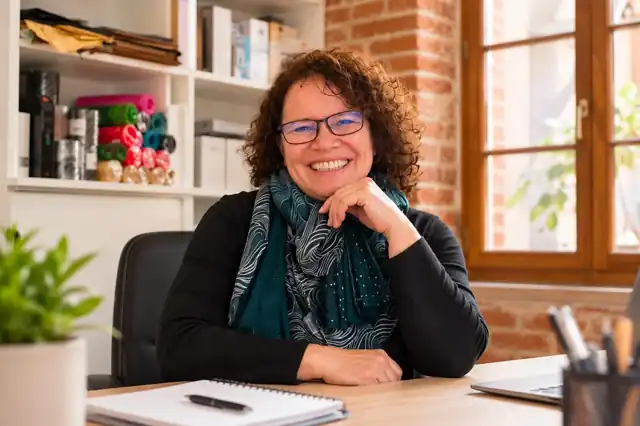 La gérante de KTS Pro Médical, fournisseur de matériel de podologie, dans son bureau à Plaisance-du-Touch